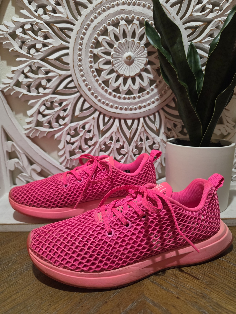 No Bull Vibrant Hot Pink Mesh Athletic Sneakers MENS 7.5, WOMENS 9